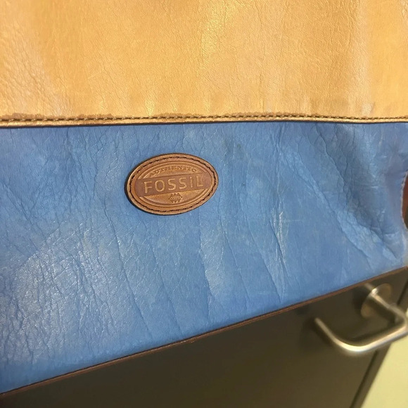 Fossil vintage mid size bag in excellent condition aside  from small…. - Picture 4 of 9